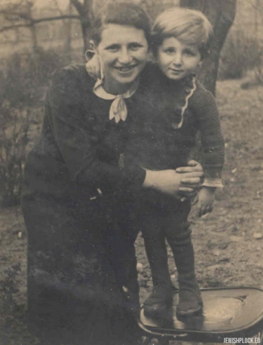 Kuba Guterman with his cousin Lodka Chuczer, 1930s